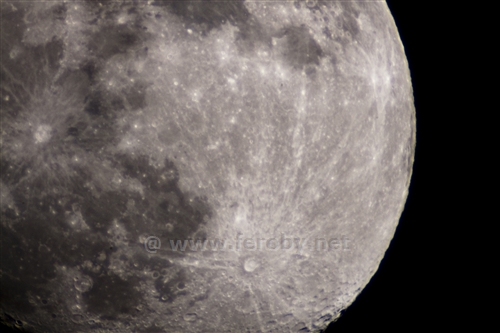 Dettaglio della luna con telescopio